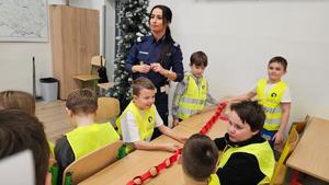 Policjantka prowadzi prelekcję o bezpieczeństwie.