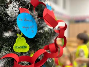 Choinka udekorowana przez własnoręcznie zrobione ozdoby przez dzieci i policjantki.