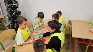 Dzieci robią świąteczne ozdoby.