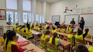 Policjantki rozmawiają z dziećmi o zagrożeniach w Internecie.