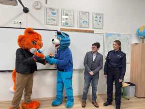 Symboliczna wymiana maskotek: kot Prewencjusz i kot Mundek.