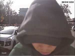 Rysopis sprawcy: mężczyzna w wieku 25-30 lat, ubrany w ciemną bluzę z kapturem, czapka z daszkiem koloru ciemnego i kaptur na głowie, ciemne spodnie, biało-czarne buty