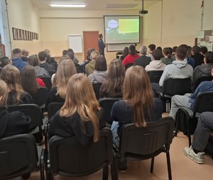 Policjant z młodzieżą w trakcie prelekcji.