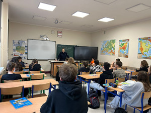 Policjanci, w klasie, w trakcie zajęć z młodzieżą.