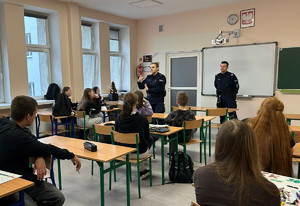 Policjanci, w klasie, w trakcie rozmów z młodzieżą.