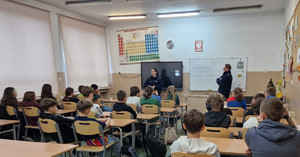 Policjanci, w klasie, w trakcie zajęć z młodzieżą.