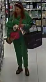 Kobieta ubrana była w zielone spodnie i zieloną koszulkę.