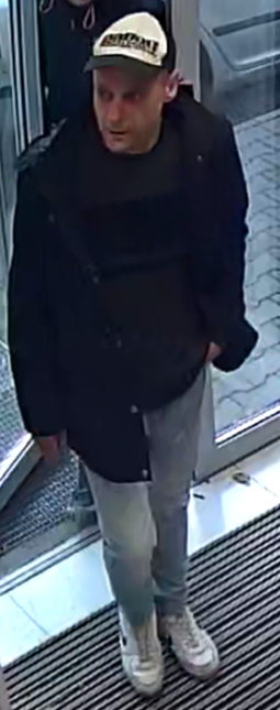 mężczyzna w wieku około 40 lat, średniej budowy ciała, włosy krótkie. W momencie kradzieży ubrany był w biało-czarną czapkę z daszkiem innym razem w biało-szarą czapkę z nadrukiem "płomieni", czarną kurtkę oraz niebieskie jeansy.