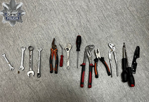 Zabezpieczone przez policjantów narzędzia.