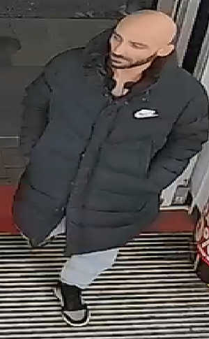 Sprawcą kradzieży był nieznany mężczyzna w wieku około 30/35 lat, szczupły, łysy, o ciemnym zaroście, ubrany w czarną przedłużaną kurtkę, szare spodnie i szare buty.