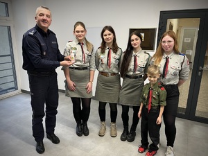 Zdjęcie Komendanta Miejskiego Policji w Łodzi z harcerzami.