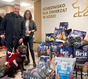 Policjanci przekazują zebrane rzeczy do schroniska przy ulicy Marmurowej w Łodzi.