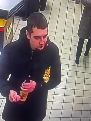 sprawca w wieku około 25 do 30 lat, krótkie włosy, szczupłej budowy ciała, wzrostu około 185 centymetrów, w chwili zdarzenia ubrany był w ciemną kurtkę i ciemne spodnie.