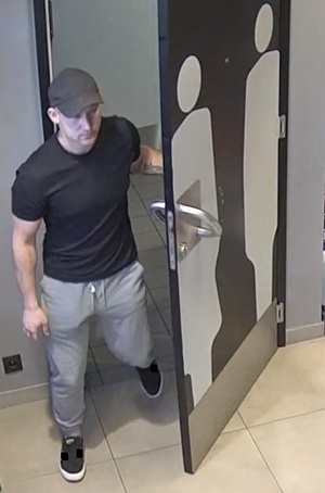 mężczyzna w wieku 25 do 30 lat, w chwili zdarzenia ubrany w krótkim rękawem koloru czarnego, jasne spodnie dresowe, buty ciemne sportowe.