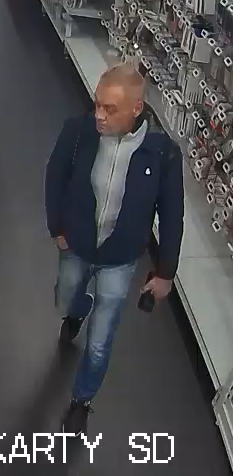 Rysopis sprawcy: mężczyzna w wieku 50-55 lat, w chwili zdarzenia ubrany był w niebieskie dżinsy, szarą bluzę, ciemnoniebieską kurtkę oraz czarne sznurowane buty