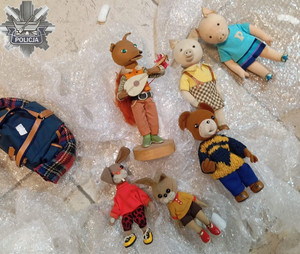 Zabezpieczone przez policjantów figurki.