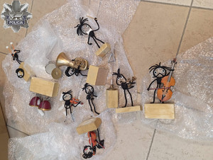 Zabezpieczone przez policjantów figurki.