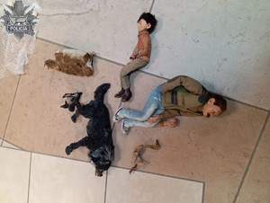 Zabezpieczone przez policjantów figurki.