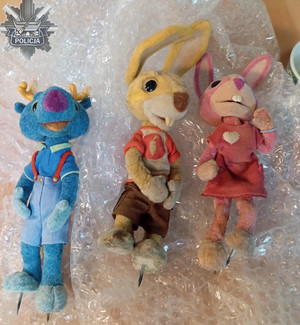 Zabezpieczone przez policjantów figurki.