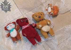 Zabezpieczone przez policjantów figurki.