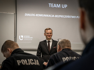 Pan Doktor z Uniwersytetu Łódzkiego podczas prelekcji z policjantami.