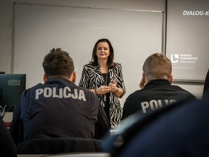 Pani Doktor z Uniwersytetu Łódzkiego podczas prelekcji z policjantami.