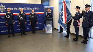 Komendant Wojewódzki Policji w Łodzi nadinsp. Arkadiusz Sylwestrzak stoi wraz ze zdającym obowiązki Komendanta Miejskiego Policji w Łodzi mł. insp. Mariuszem Siejką i obejmującym obowiązki Komendanta Miejskiego Policji w Łodzi mł. insp. Mariuszem Slimińskim.