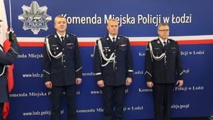 Komendant Wojewódzki Policji w Łodzi nadinsp. Arkadiusz Sylwestrzak stoi wraz ze zdającym obowiązki Komendanta Miejskiego Policji w Łodzi mł. insp. Mariuszem Siejką i obejmującym obowiązki Komendanta Miejskiego Policji w Łodzi mł. insp. Mariuszem Slimińskim.