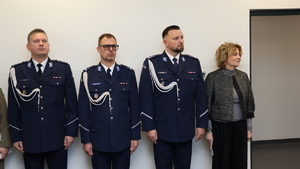 Zastępcy Komendanta Miejskiego Policji w Łodzi: mł. insp. Kamil Szczęsny, podinsp. Robert Ludwikowski oraz nadkom. Michał Matysiak stoją wraz z Panią Hanną Zdanowską - Prezydent Miasta Łodzi.