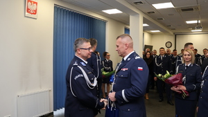 Komendant Wojewódzki Policji w Łodzi nadinsp. Arkadiusz Sylwestrzak gratuluje mł. insp. Mariuszowi Ślimińskiemu.
