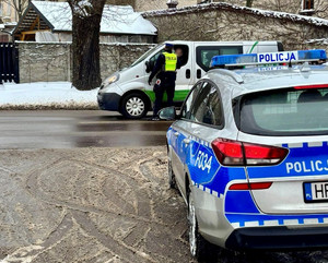 Policjant Wydziału Ruchu Drogowego Komendy Miejskiej Policji w Łodzi bada stan trzeźwości kierowcy.