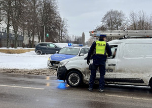 Policjant Wydziału Ruchu Drogowego Komendy Miejskiej Policji w Łodzi bada stan trzeźwości kierowcy.
