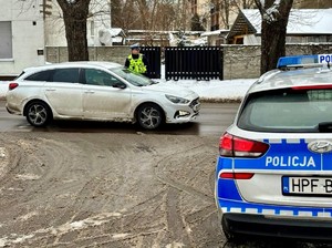 Policjant Wydziału Ruchu Drogowego Komendy Miejskiej Policji w Łodzi bada stan trzeźwości kierowcy.