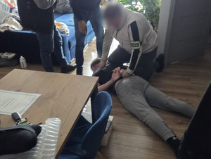 Policjanci zatrzymują mężczyznę.