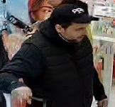 Rysopis: mężczyzna w wieku około 40 lat, średniej budowy ciała, ubrany w czarne buty sportowe, długie niebieskie spodnie, czarną kurtkę, na głowie posiadał czarną czapkę z daszkiem z białym napisem