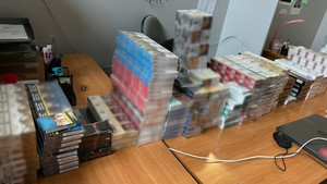 Papierosy bez polskich znaków akcyzy zabezpieczone przez policjantów.