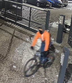 Rysopis sprawcy: wzrost około 175 – 180 cm, szczupłej budowy ciała, ubrany był w kurtkę/bluzę czarno-pomarańczową z ciemnym kapturem, długie błękitne spodnie, ciemne buty sportowe