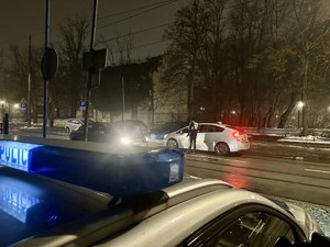 Policjant w trakcie kontroli drogowej.