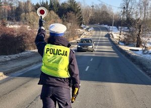 Policjantka zatrzymuje pojazd do kontroli.