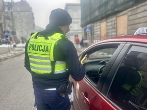 Policjant kontroluje trzeźwość kierowcy.