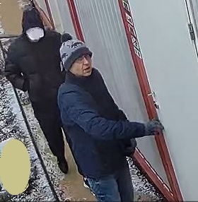 Mężczyźni rozmawiają.