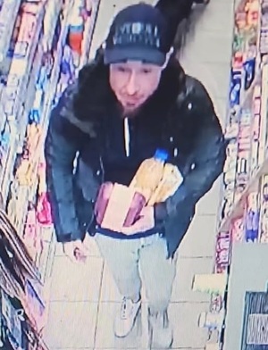 Rysopis:

mężczyzna w wieku około 30-40 lat, wzrostu około 175 centymetrów, szczupła sylwetka, krótka broda. Ubrany był w ciemną kurtkę, jasne materiałowe spodnie typu dres, ciemną czapkę z daszkiem oraz białe sportowe buty.