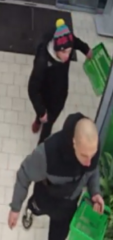 Rysopis sprawców:

pierwszy mężczyzna w wieku około 25-30 lat, włosy krótkie, szczupłej budowy ciała, ubrany był czarno-szarą kurtkę z kapturem, czarne spodnie, ciemne buty

drugi mężczyzna w wieku około 25-0 lat, szczupłej budowy ciała, ubrany w czarną kurtkę z kapturem, ciemne spodnie, ciemne buty, kolorową czapkę