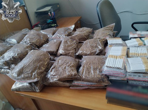 Zabezpieczone przez policjantów tytoń i papierosy bez polskich znaków akcyzy.