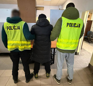 Policjanci trzymają mężczyznę.
