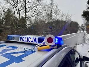 Tarcza do zatrzymywania pojazdów oraz urządzenie do badania trzeźwości leżą na dachu radiowozu.