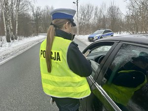 Policjantka przeprowadza badanie trzeźwości.