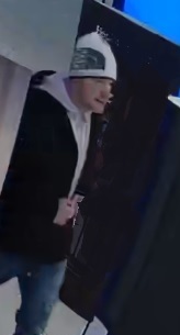 Rysopis: Mężczyzna średniej budowy ciała, ubrany w ciemną kurtkę i jasną bluzę, spodnie dżinsowe koloru niebieskiego oraz czapkę.