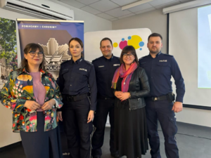 Łódzcy policjanci z Panią Rzecznik ds. Seniorów Urzędu Miasta Łodzi oraz Panią Prezes Zarządu Fundacji Łódzka Akademia Kobiecości.