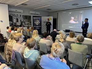 Policjanci podczas prelekcji z seniorami.